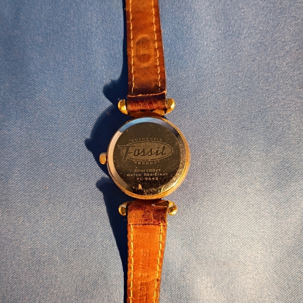 VINTAGE FOSSIL WATCH. WITH ORIGINAL LEATHER BAND - Picture 2 of 4